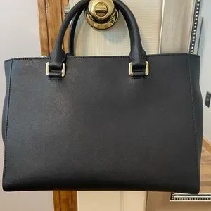 Like new. Pebbled Michael Kors. several pockets. smoke free home! Bags | Michael Kors Bag Like New Previously Used A Few Times  main image 3